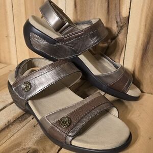 ARAVON Womens 6 36 Slingback Sandals Hook Loop Bronze Champagne Frost NEW